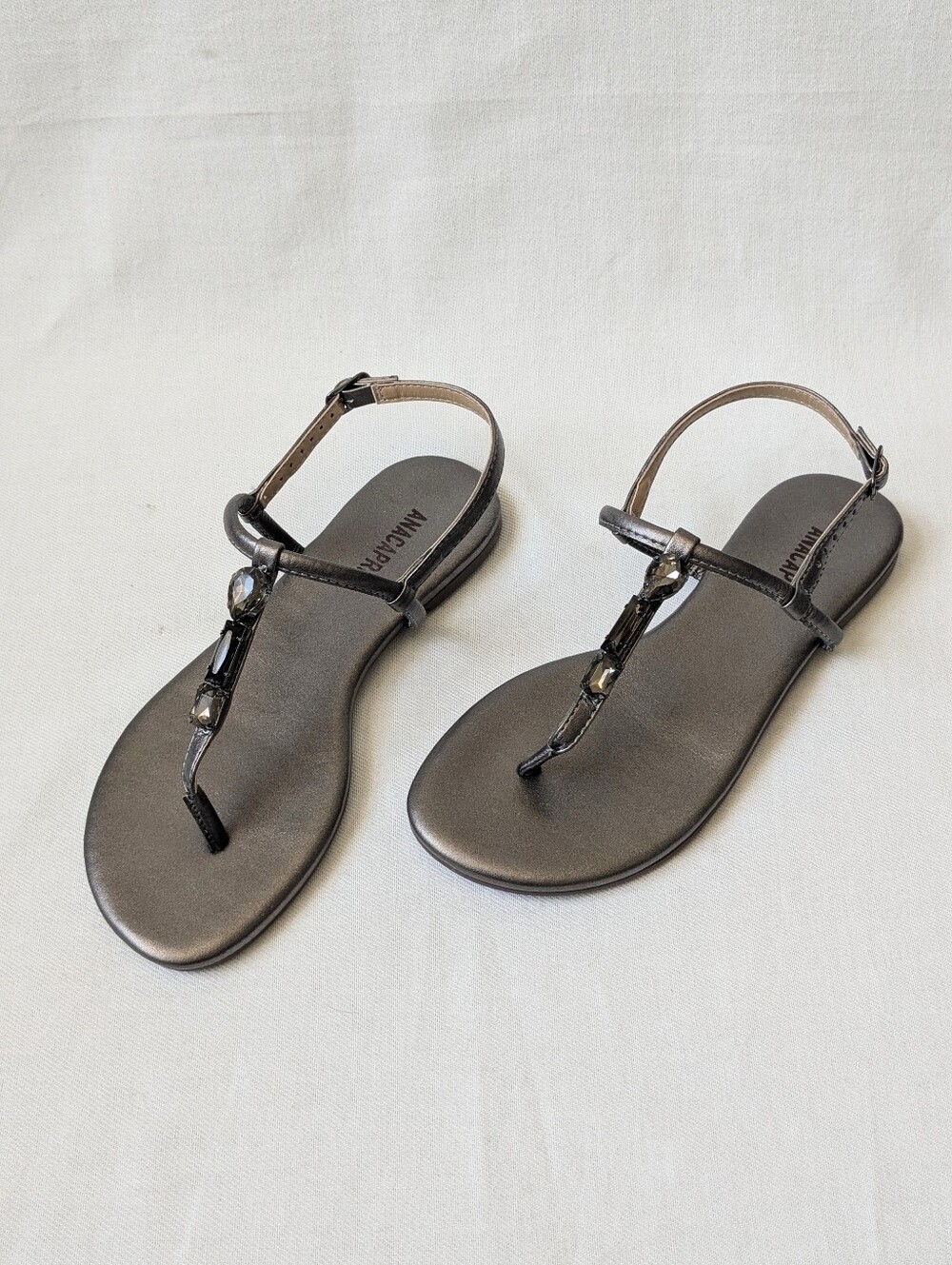 NWOT Anacapri Metallic Grayish Brown Rhinestone T-Strap Flat Sandals Size 5